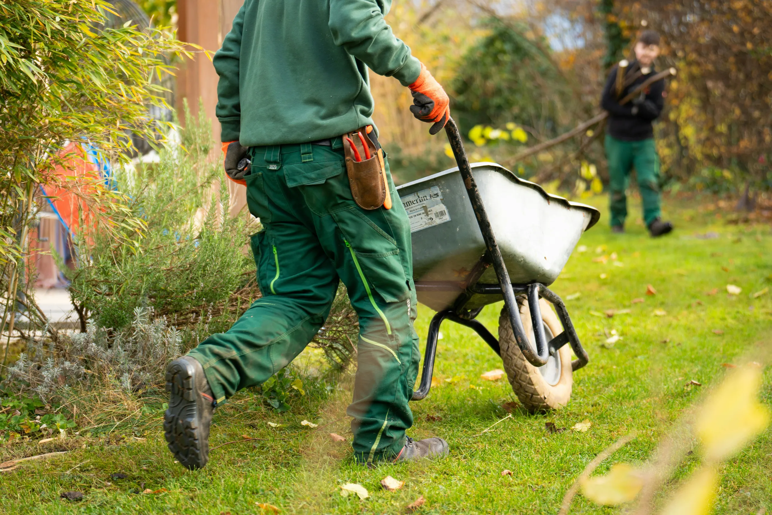 Jardinero plantando y asesorando en la selección de plantaciones